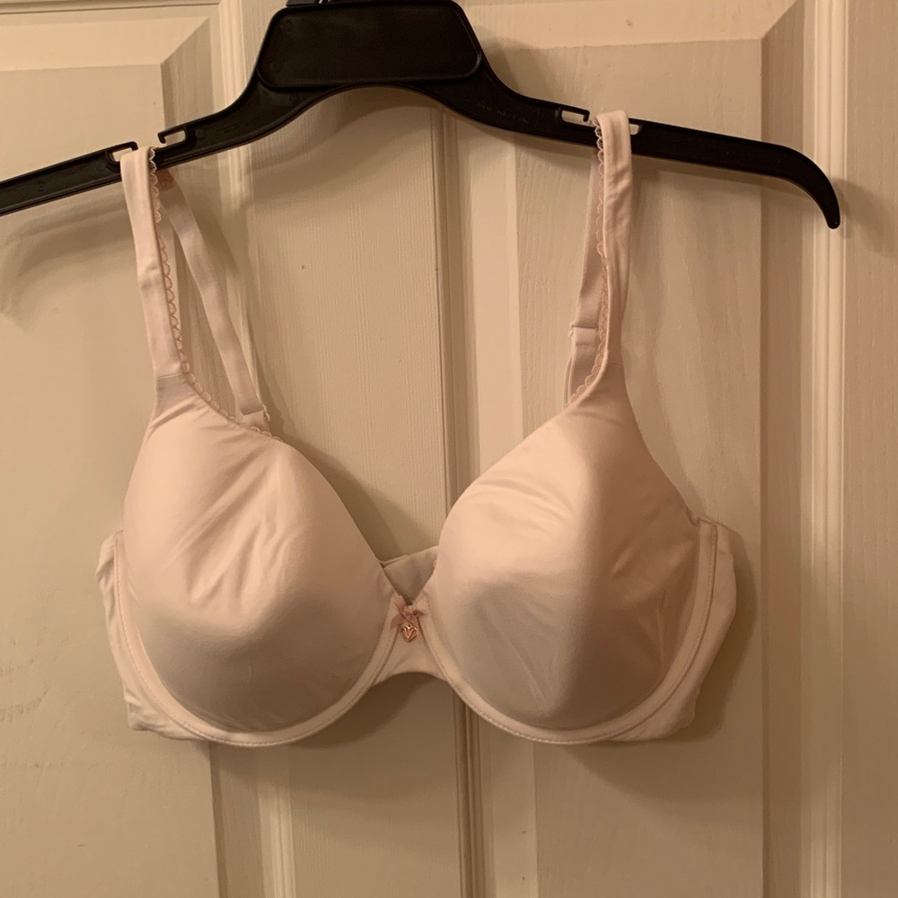 38D Victoria’s Secret Underwire Bra white w pink trim